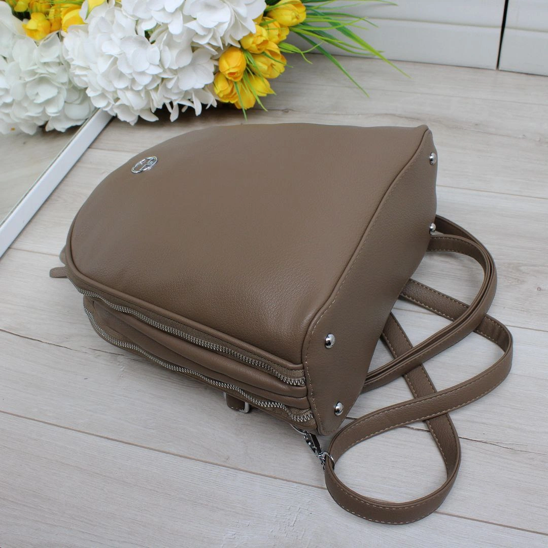 Жіноча сумка-рюкзак мокко з екошкіри для мандрівниці